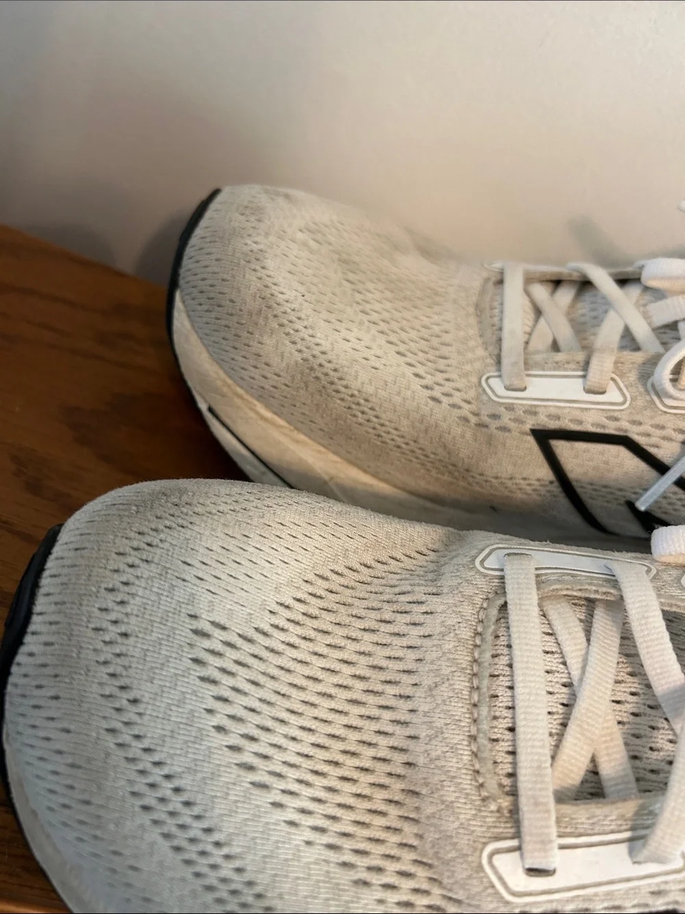 New Balance Men’s White Athletic New Balance with Black Logo
